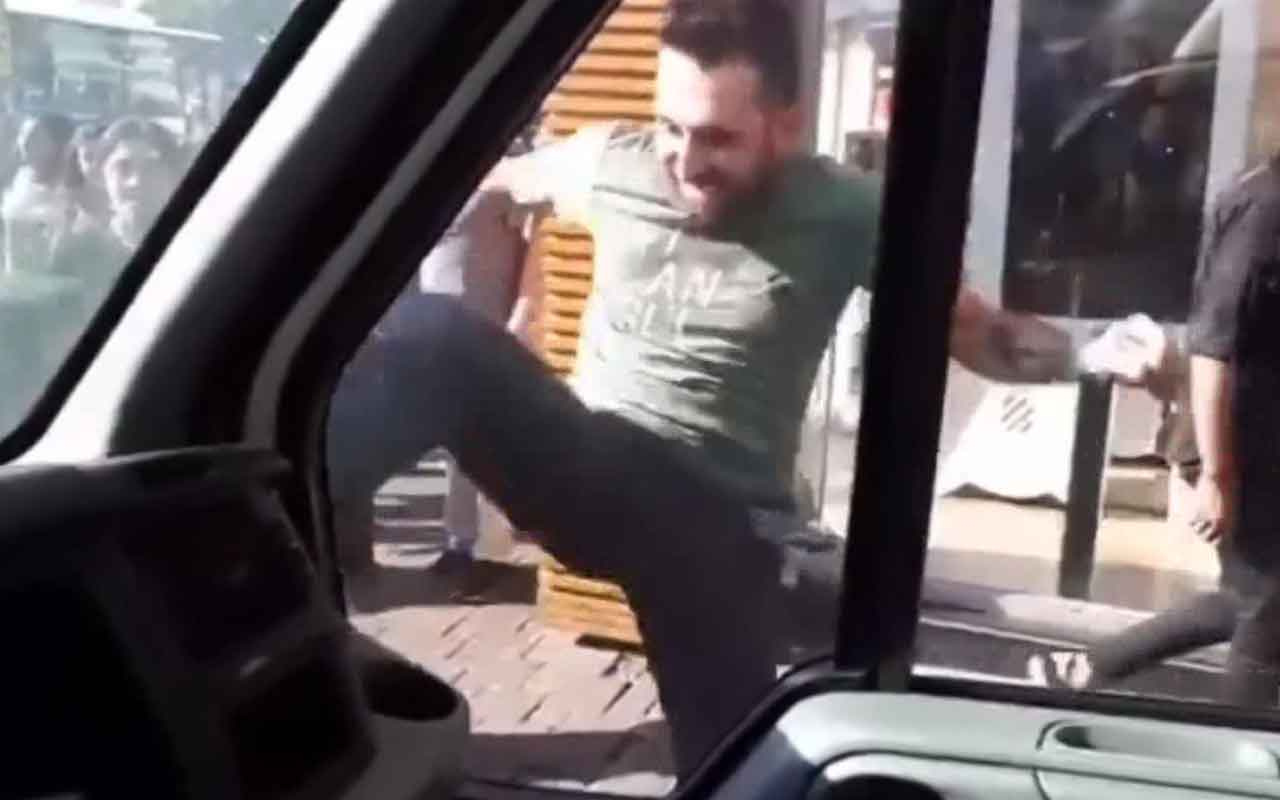Kadıköy'de öfkeli minibüsçünün kamyonete saldırısı kamerada