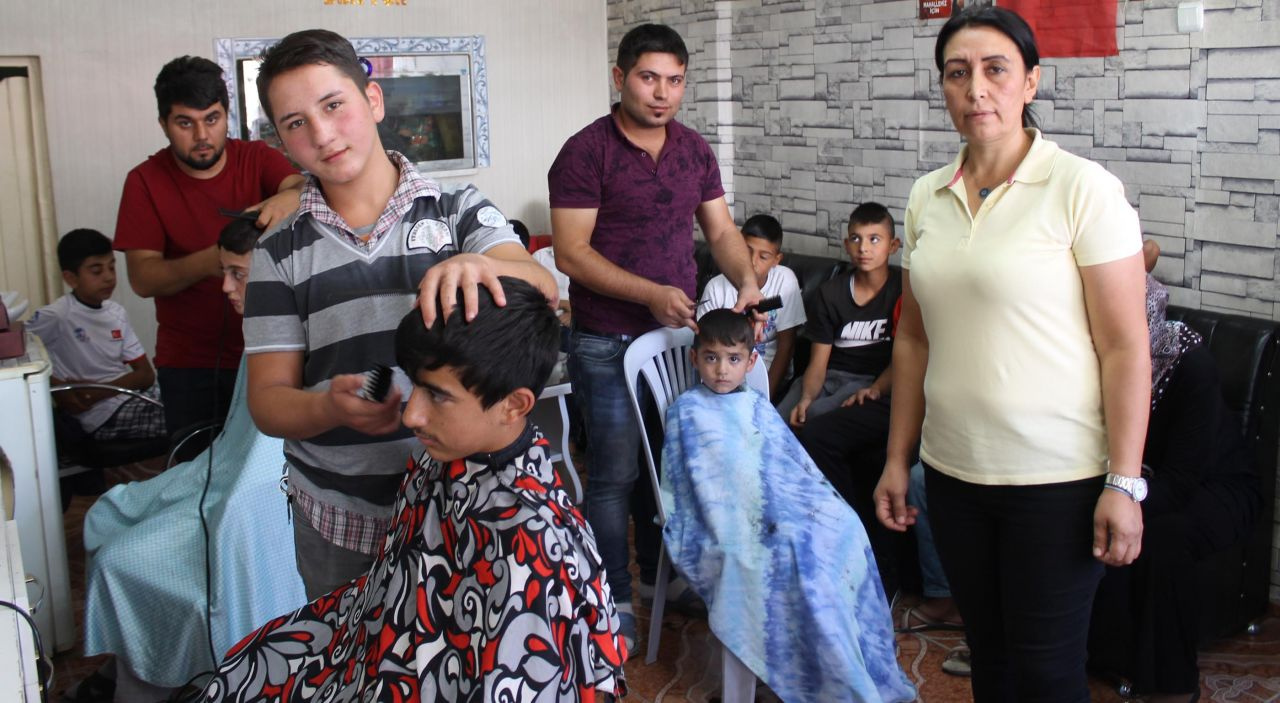 Kayseri'de kadın kuaförü muhtardan maddi durumu kötü olan öğrencilere destek...