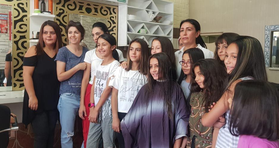 Kayseri'de kadın kuaförü muhtardan maddi durumu kötü olan öğrencilere destek...
