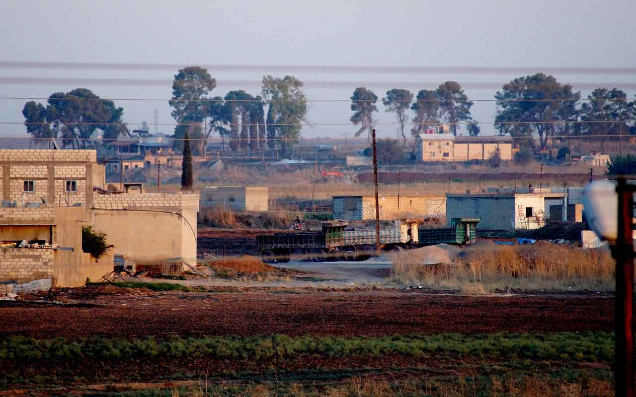 PKK/YPG’li teröristler, sınırda hendek ve tünel kazıyor