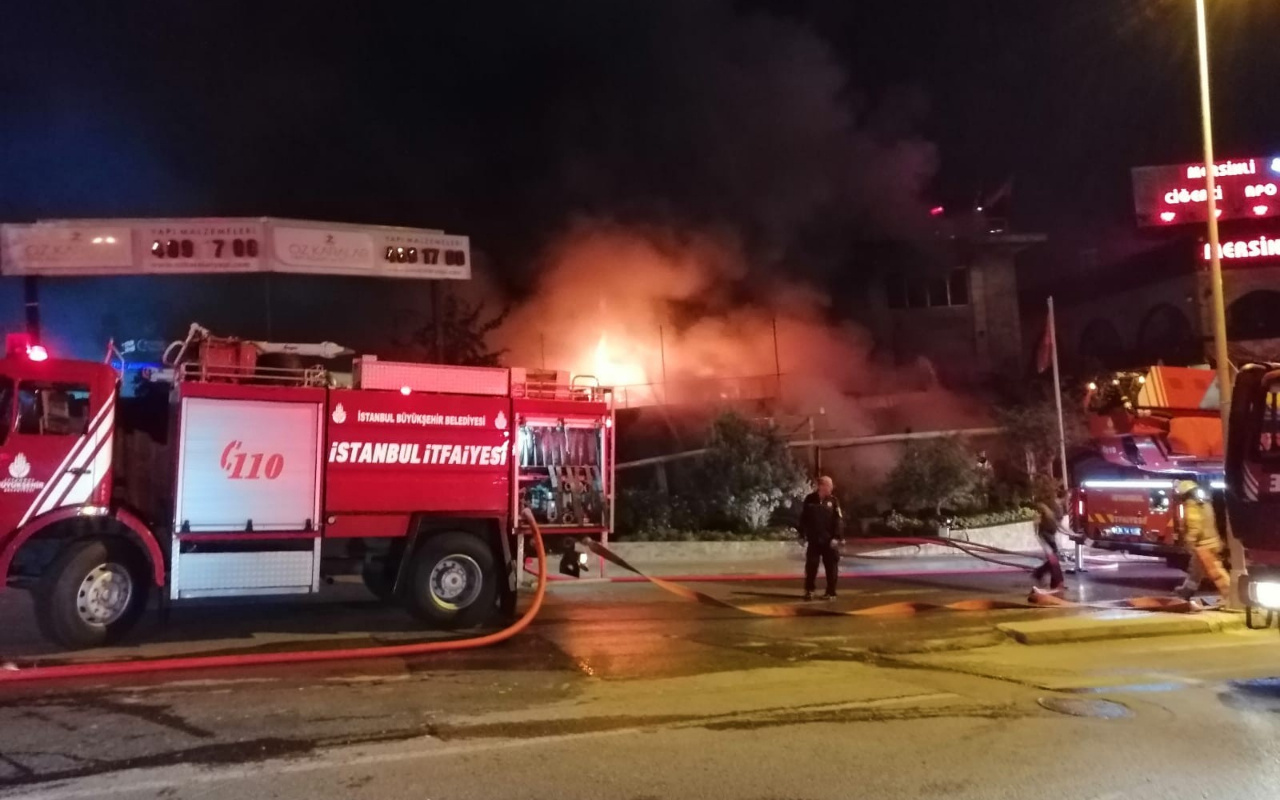 Ataşehir'de 3 katlı restoran alev alev yandı