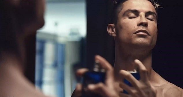Cristiano Ronaldo'nun leopar desenli sabahlığıyla yeni reklamı olay