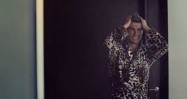Cristiano Ronaldo'nun leopar desenli sabahlığıyla yeni reklamı olay
