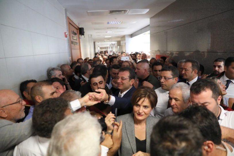 Ekrem İmamoğlu Canan Kaftancıoğlu'na destek için adliyede kalabalık grup karşıladı