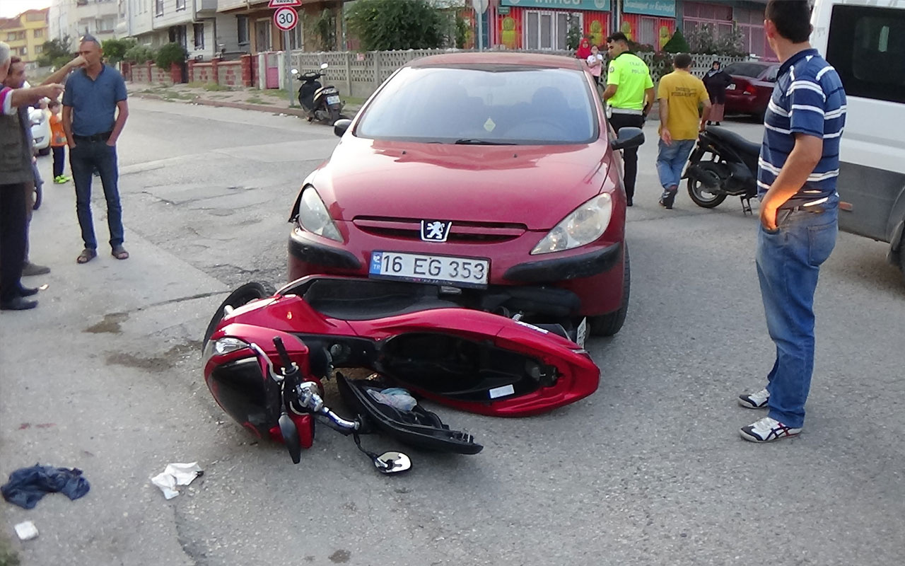 Motosikletiyle otomobilin altına girdi