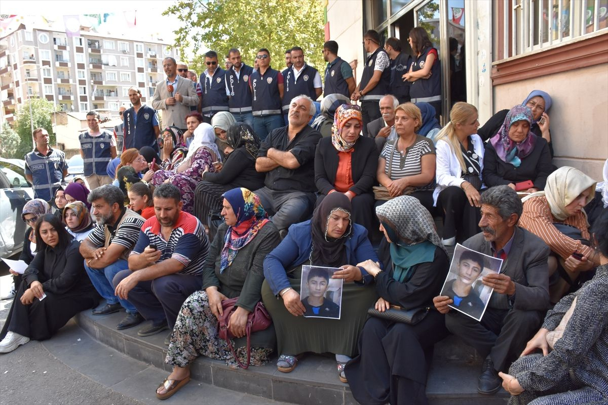 Diyarbakır'da anneler direniyor! Oturma eylemine destek yağıyor