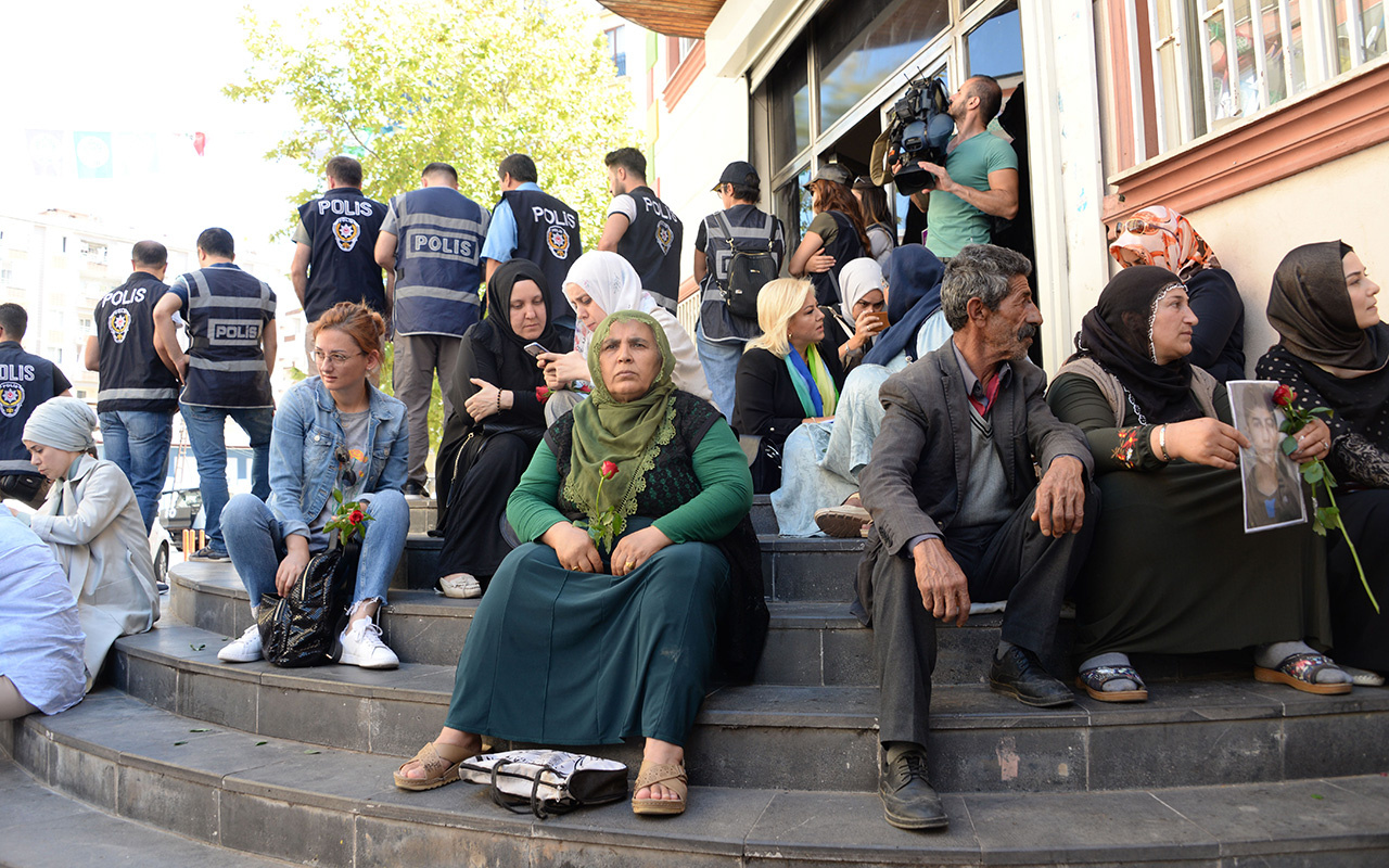 Diyarbakır'da HDP önündeki aileleri tehdit edenlere soruşturma