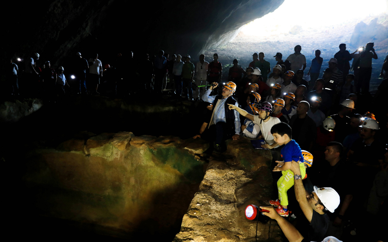 Antalya'da 30 milyon yıllık Kocain Mağarası'nda ezan okundu...