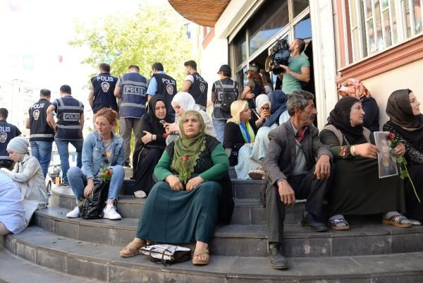 Diyarbakır annelerine sanatçı ve yazarlardan destek ziyareti