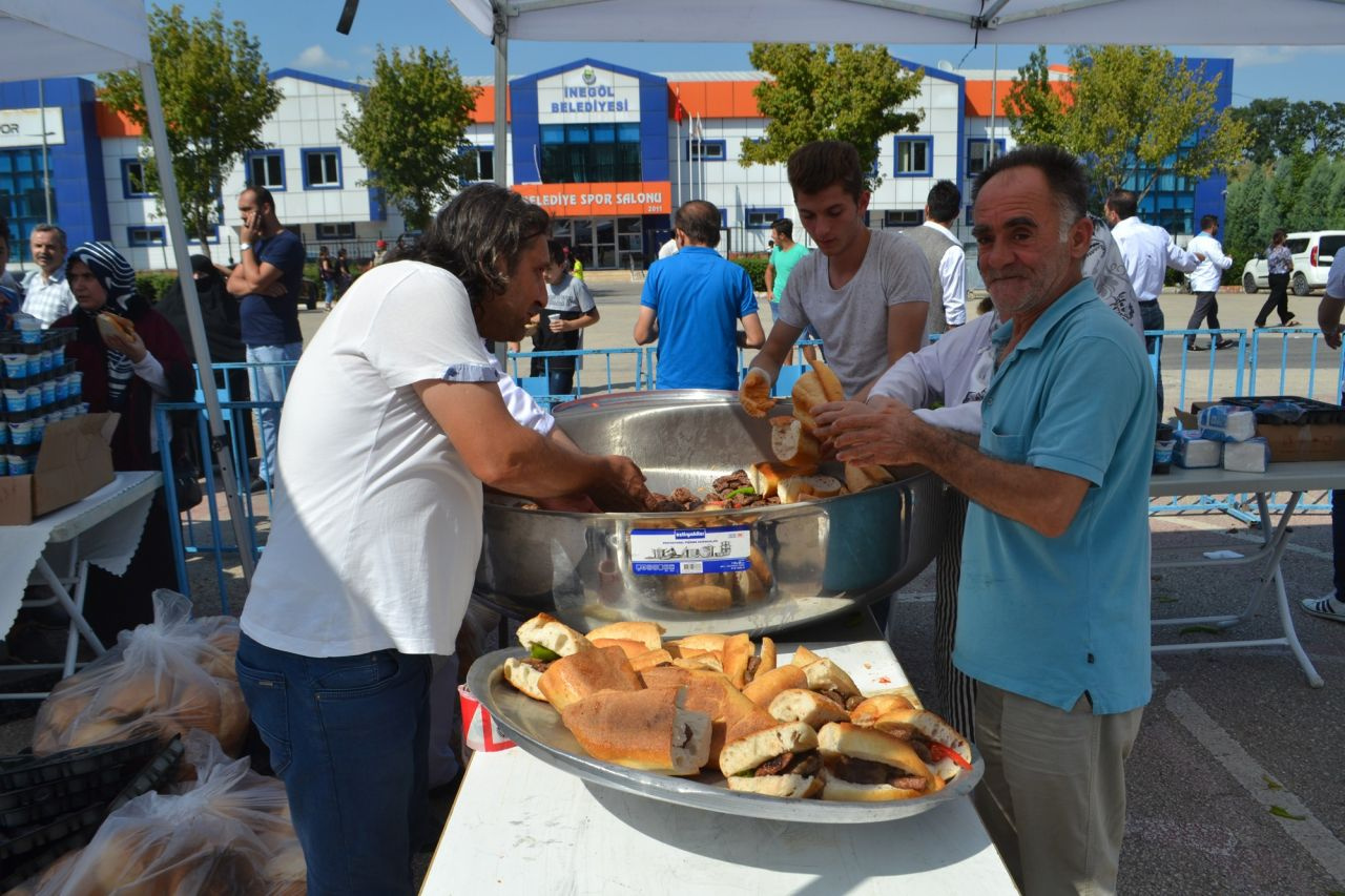 Bursa'da bedava köfte ekmek kuyruğu