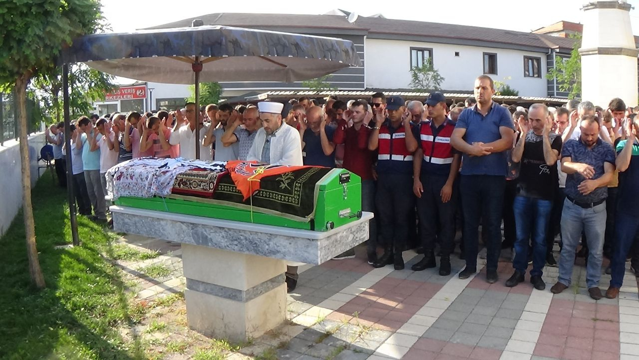 Üniversiteli Burcu gözyaşları arasında Bursa'da toprağa verildi