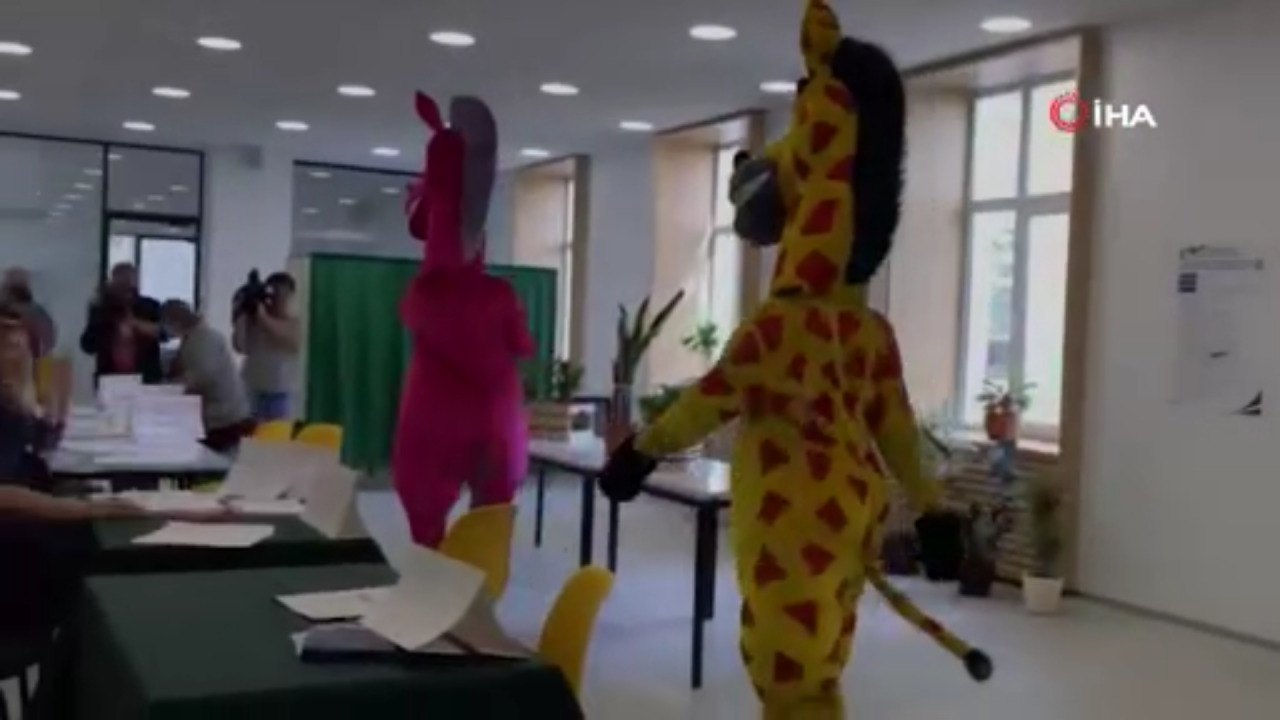 Rusya'da animatörlerin kostümleriyle oy kullanması tartışmalara yol açtı
