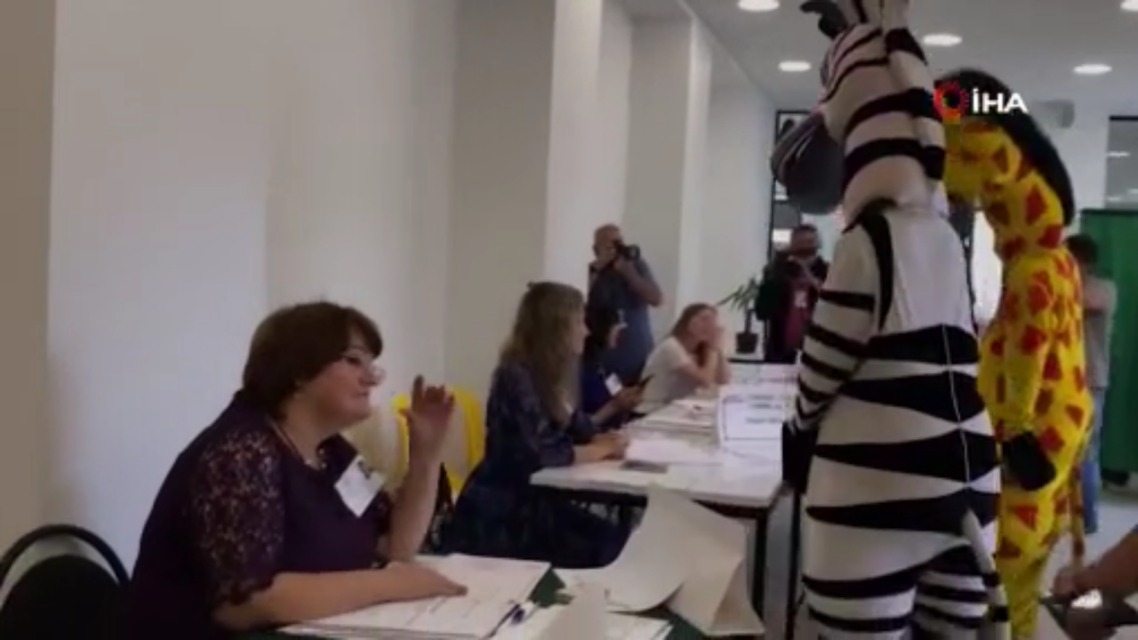 Rusya'da animatörlerin kostümleriyle oy kullanması tartışmalara yol açtı