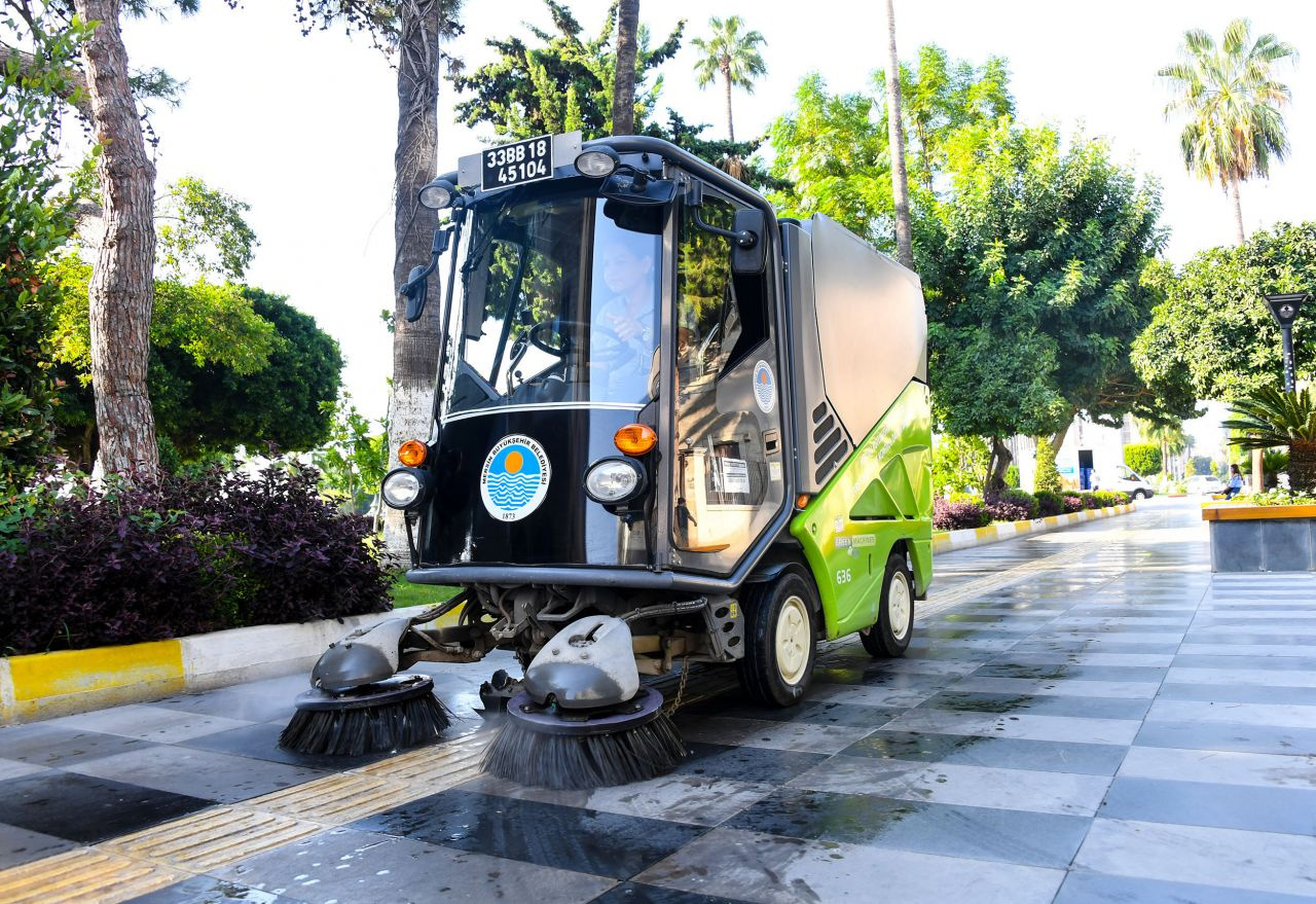 Mersin'de yol süpürme aracındaki tek kadın...60 erkeğin içinde ehliyet aldı..