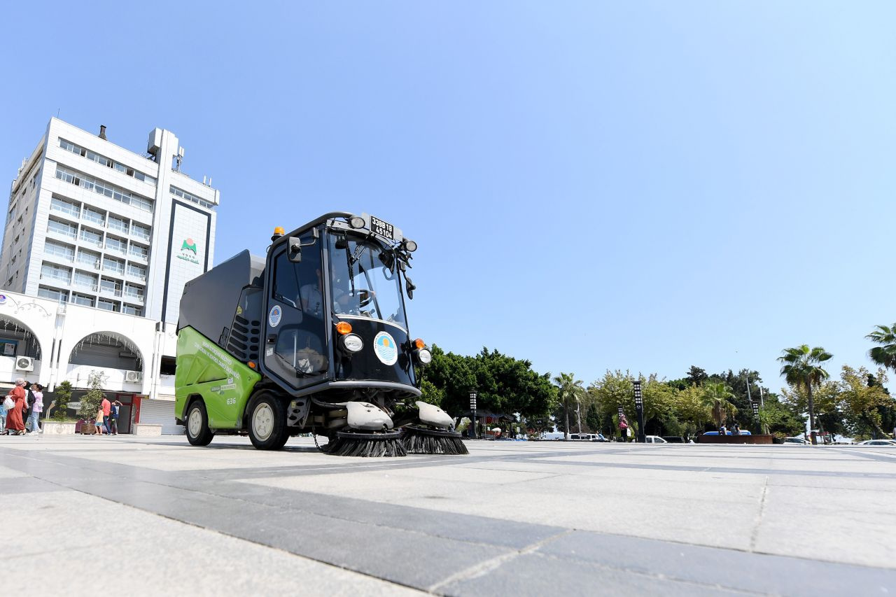 Mersin'de yol süpürme aracındaki tek kadın...60 erkeğin içinde ehliyet aldı..