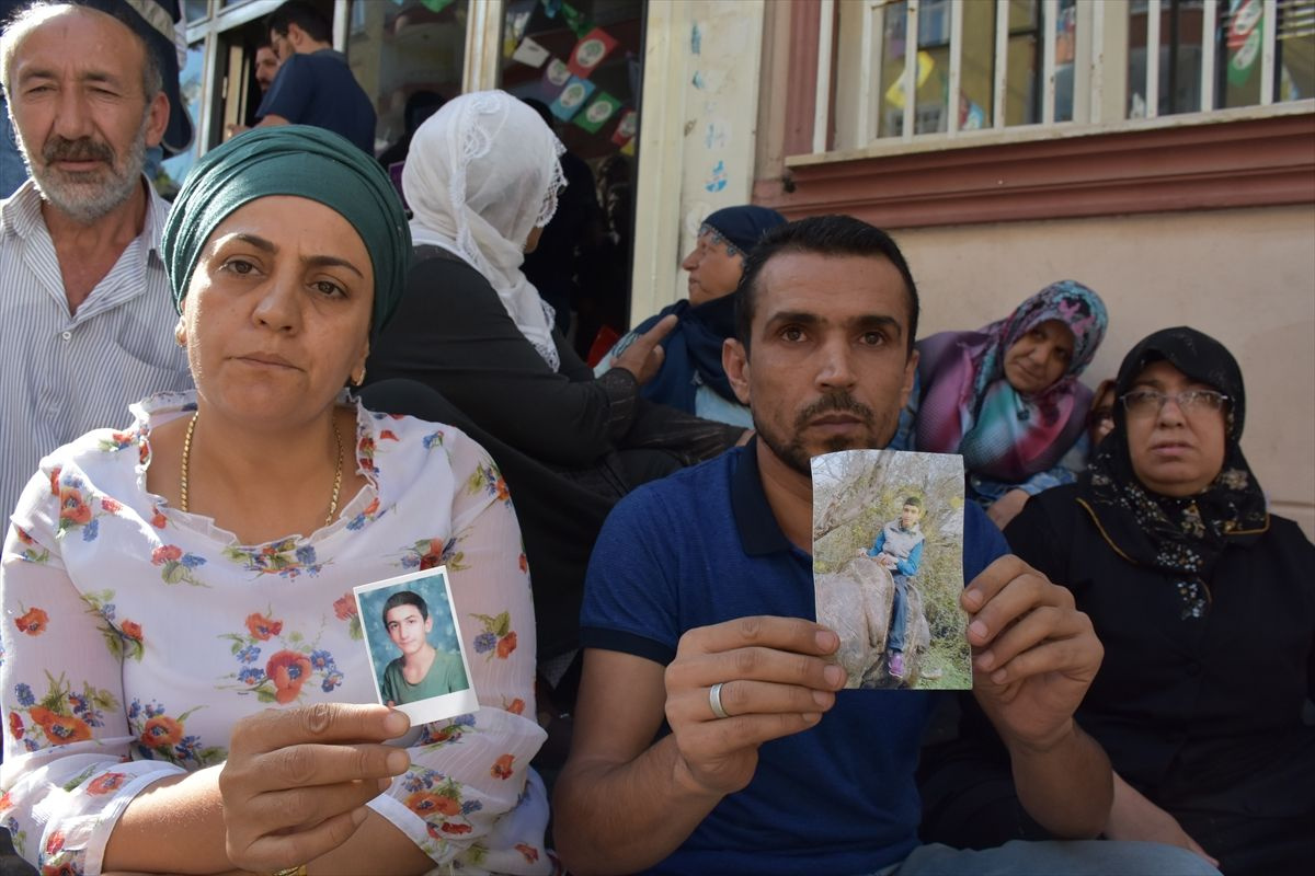 HDP önünde oğlu için eylem yapan acılı baba gözyaşlarına boğuldu