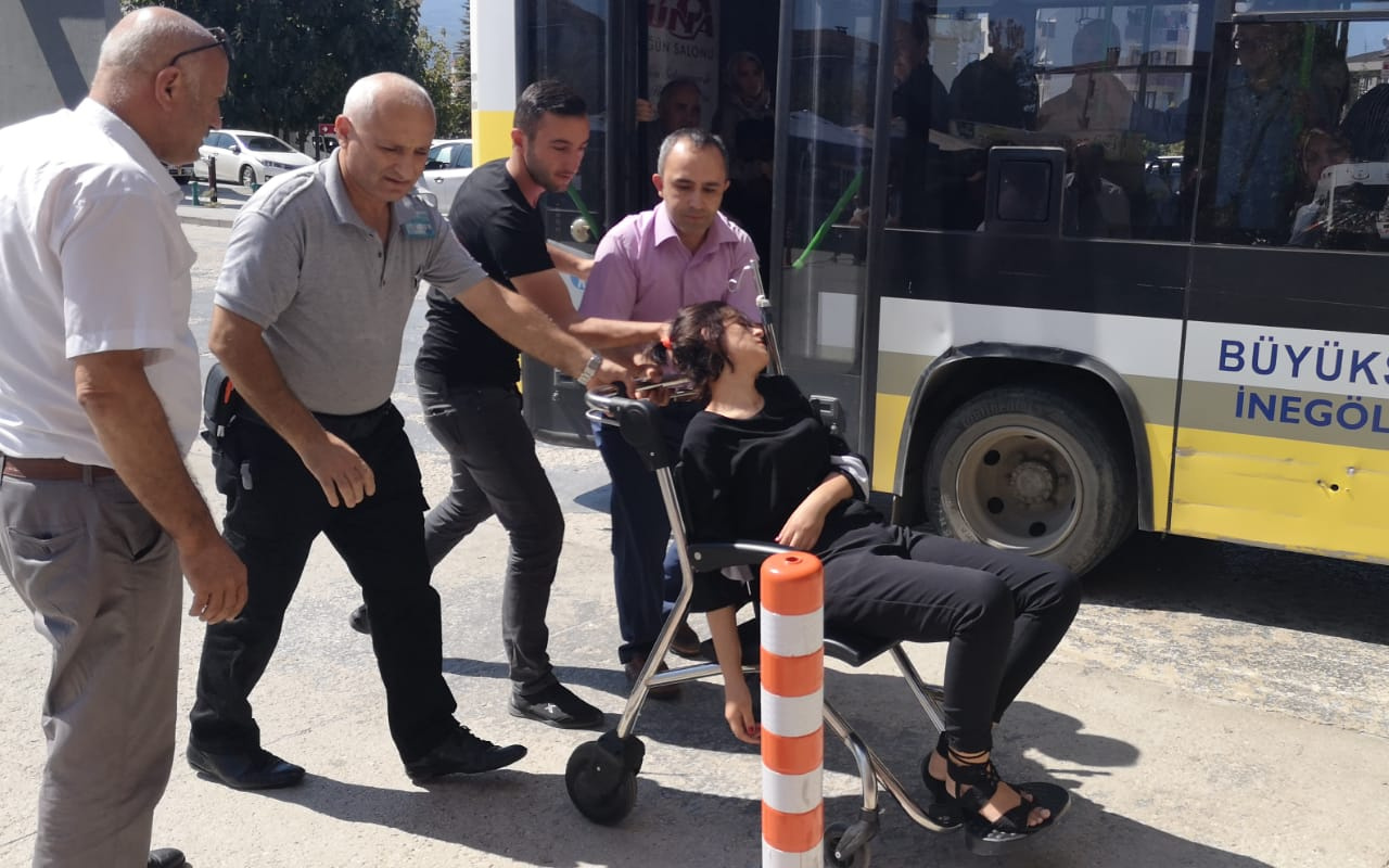 Bursa'da otobüs şoförü fenalaşan genç kızı hastaneye yetiştirdi