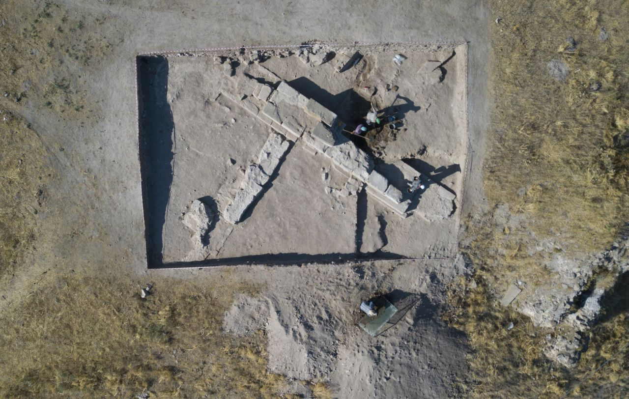 Ahlat’taki kazılarda Oğuz damgaları ve 883 yıllık kitabe bulundu