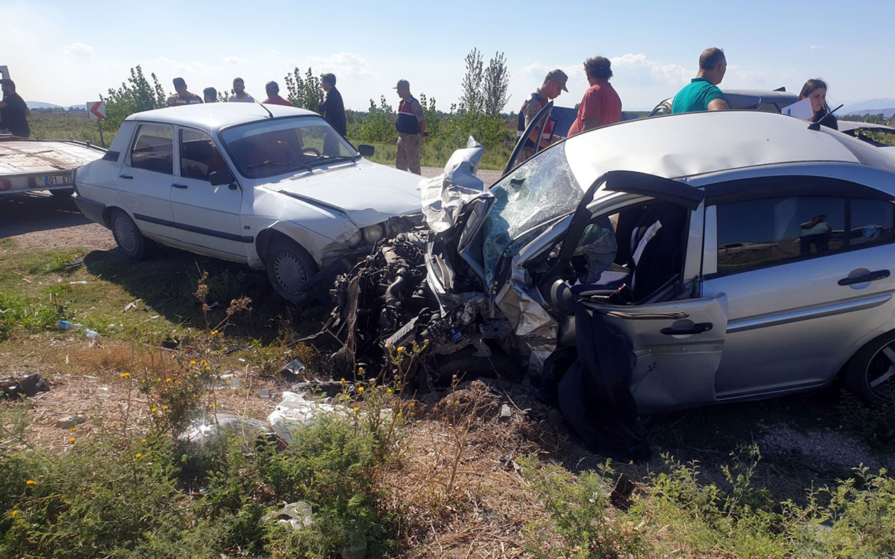 Osmaniye Kadirli ilçesinde üç aracın karıştığı kazada 1 'i çocuk 3 kişi öldü 4 kişi yaralandı
