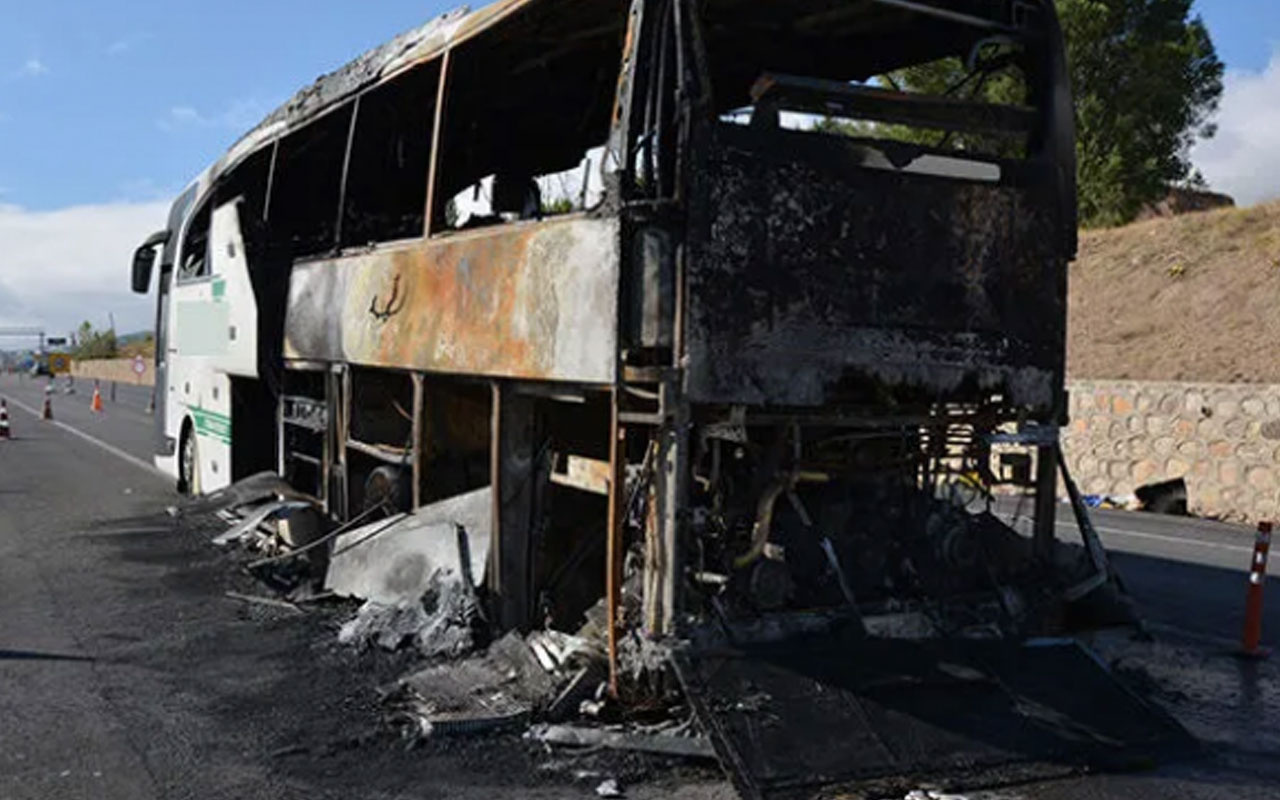 Sivas'ta yolcu otobüsü seyir halindeyken alev alev yandı