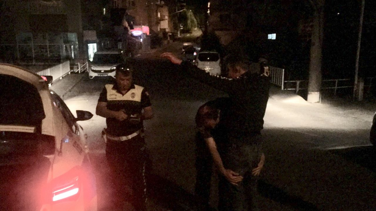 Zonguldak'ta alkollü yakalanınca ruhsatını verip kaçtı