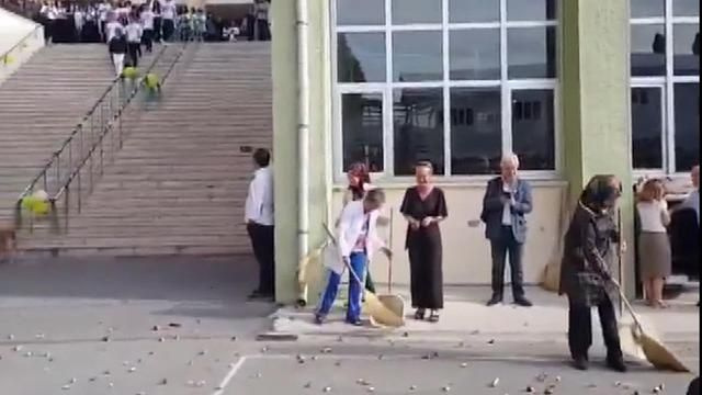 Simit atma görüntüleri olay oldu Kadıköy Anadolu Lisesi tepki aldı
