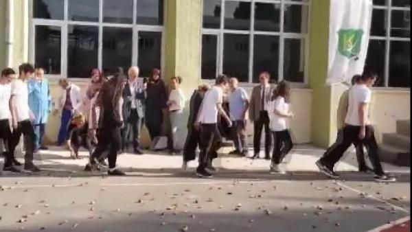 Simit atma görüntüleri olay oldu Kadıköy Anadolu Lisesi tepki aldı