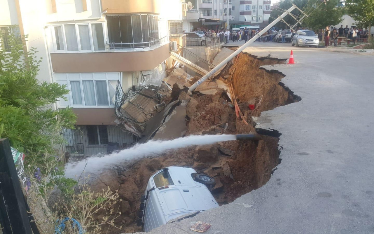 İzmir'de istinat duvarı çöktü Minibüs çukura düştü