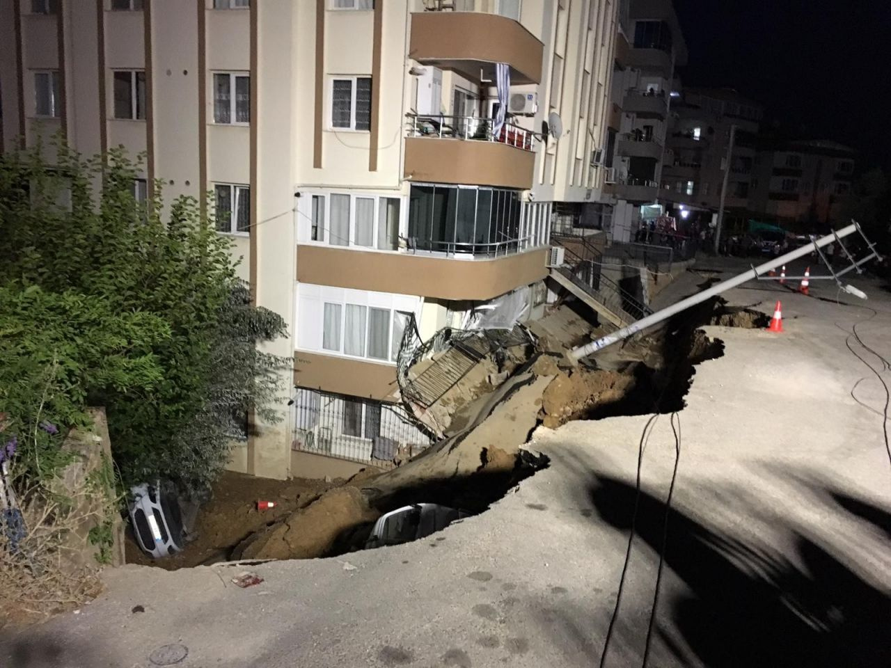 İzmir'de istinat duvarı çöktü Minibüs çukura düştü