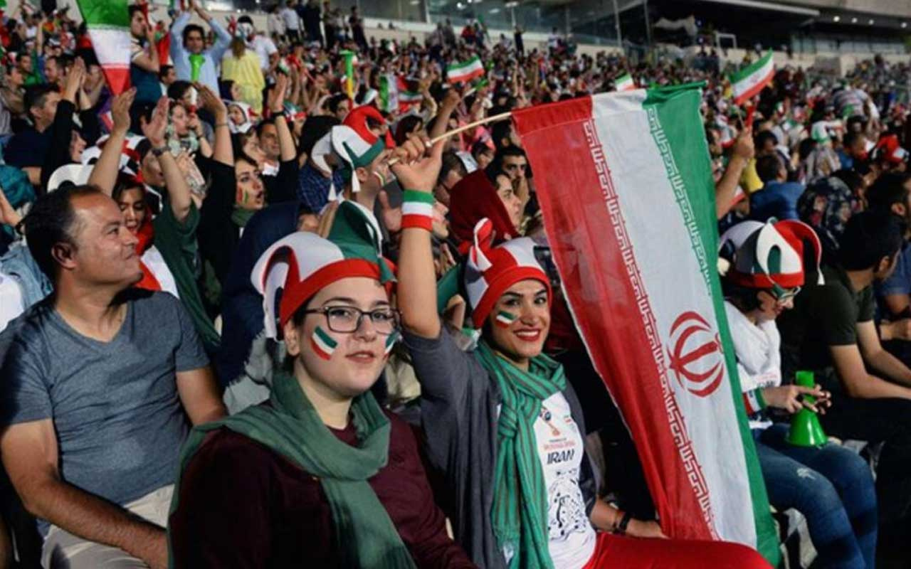 İran'da kadın taraftar maç izlediği için hapse mahkum edildi kendini yaktı