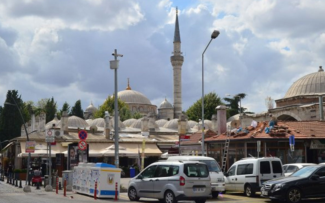 500 yıllık caminin kubbelerindeki kurşunları çaldılar