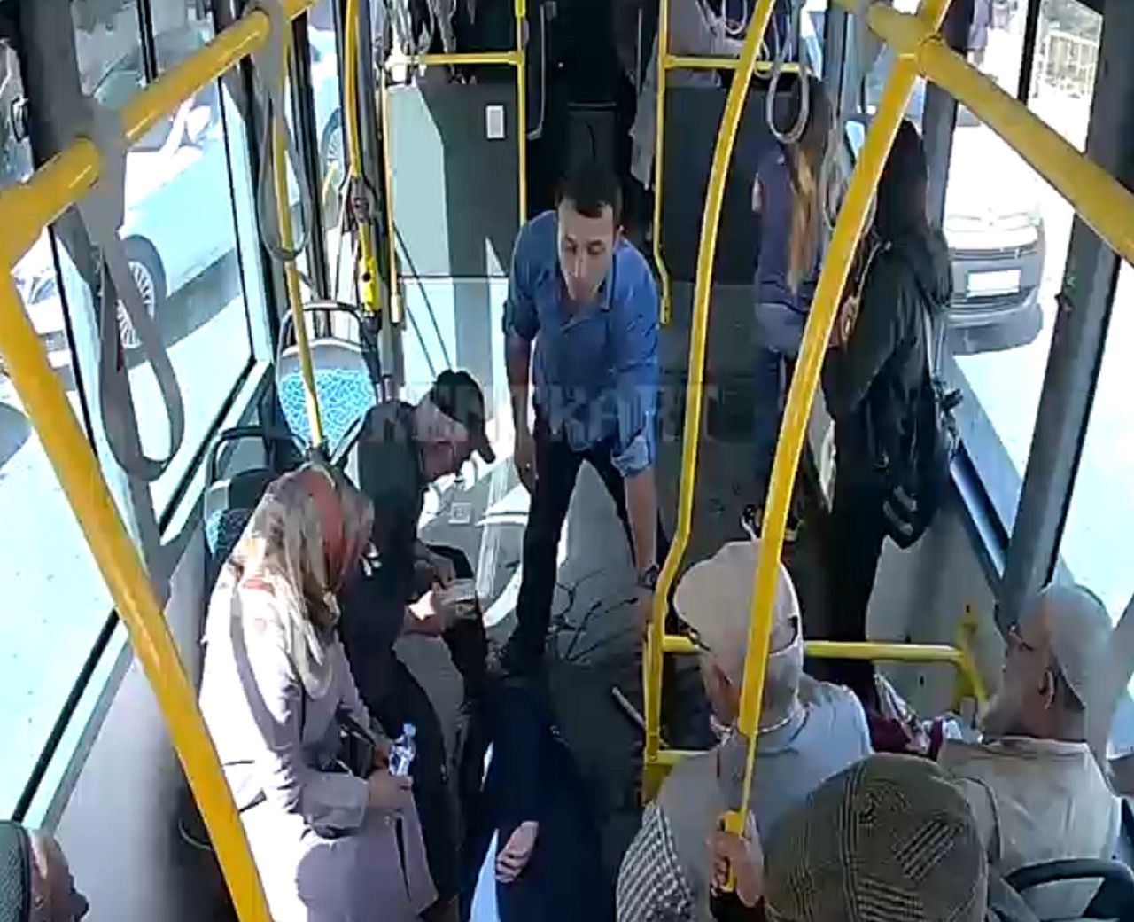 Sivas'ta halk otobüsünde bayılan kadını şoför hastaneye götürdü