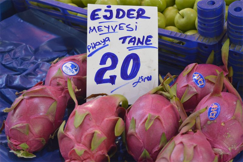 Pazara gelenler ilk kez böyle bir meyve gördü şekli fiyatı ve tadı şaşırttı