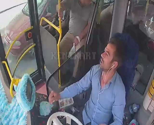 Sivas'ta halk otobüsünde bayılan kadını şoför hastaneye götürdü