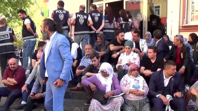 Diriliş Ertuğrul oyuncusu Hanifi Koç HDP binası önünde eylem yapanlara destek verdi