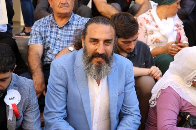 Diriliş Ertuğrul oyuncusu Hanifi Koç HDP binası önünde eylem yapanlara destek verdi
