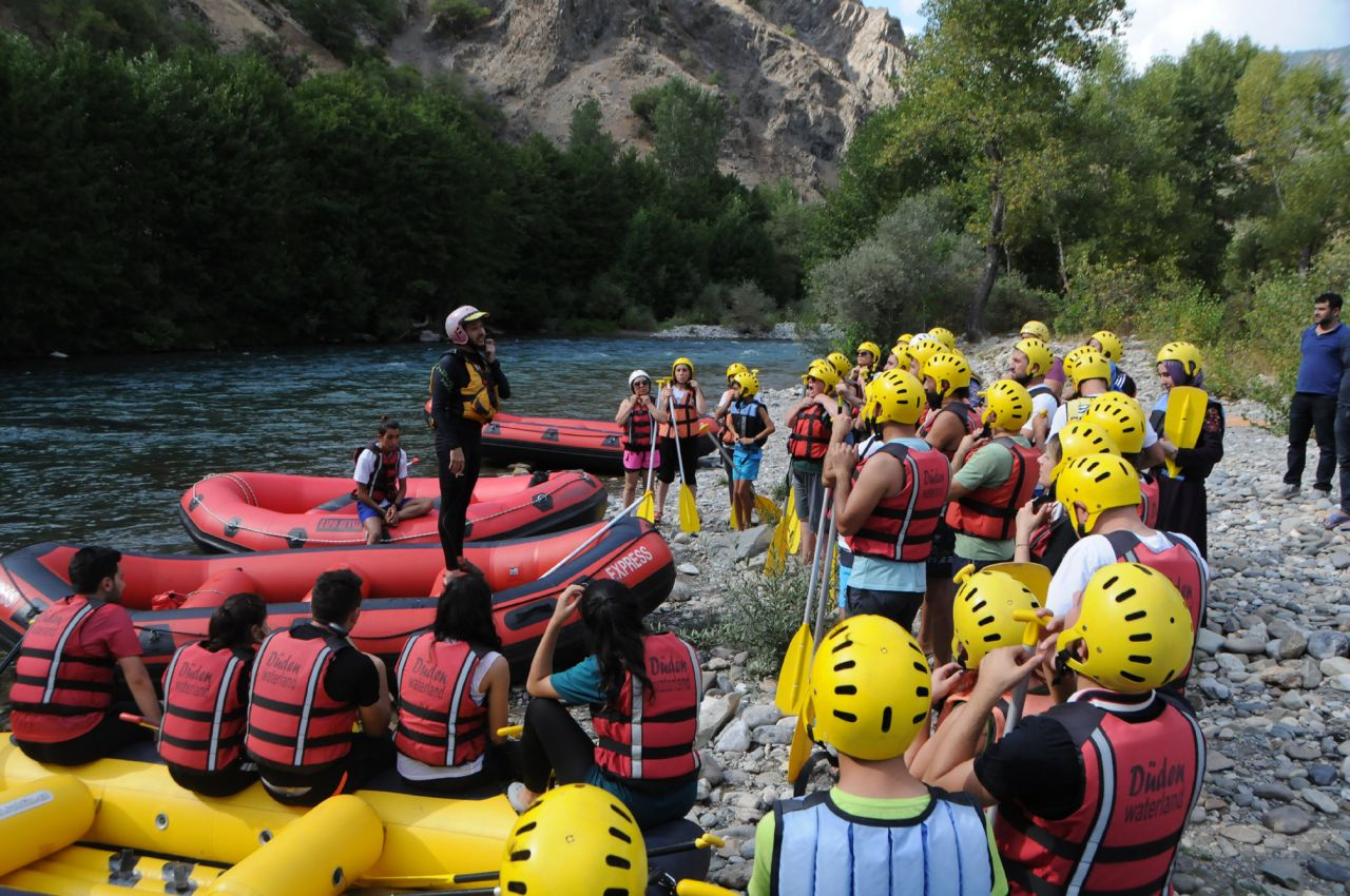 Sağlıklı yaşam ve kanserde erken teşhise dikkat çekmek için Munzur'da rafting