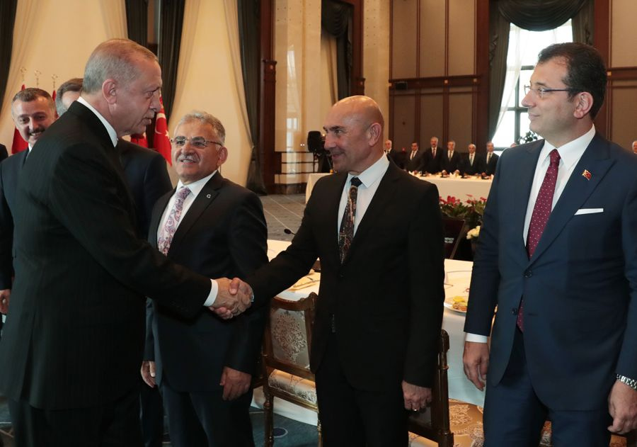 Erdoğan ile CHP'li başkanların tokalaşma anı! Ekrem İmamoğlu ile Tunç Soyer'e dikkat