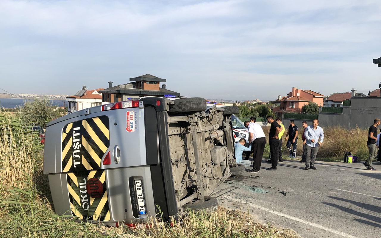 Beylikdüzü'nde servis aracı takla attı, çok sayıda öğrenci yaralandı