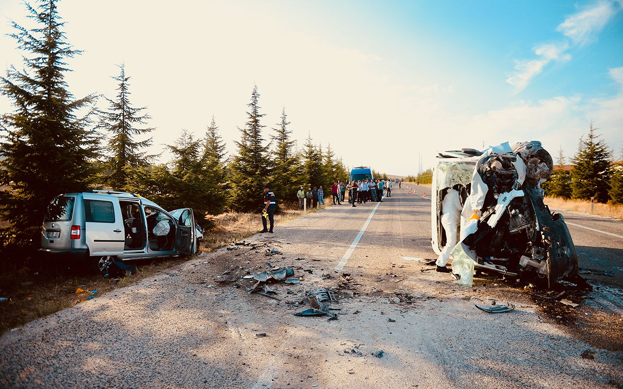 Eskişehir'de ticari araç ile kamyonet çarpıştı 2 ölü 2 yaralı