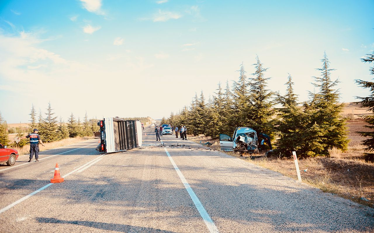 Eskişehir'de ticari araç ile kamyonet çarpıştı 2 ölü 2 yaralı