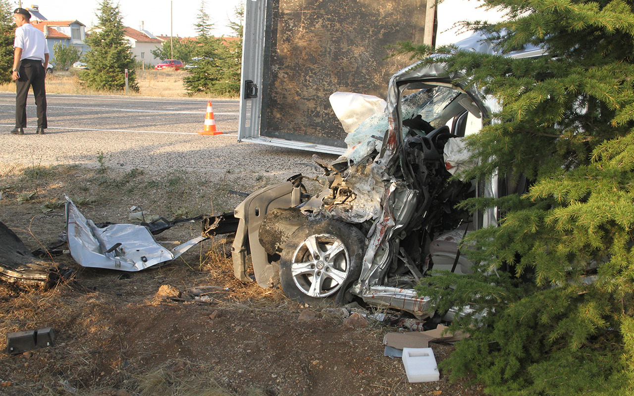 Eskişehir'de ticari araç ile kamyonet çarpıştı 2 ölü 2 yaralı