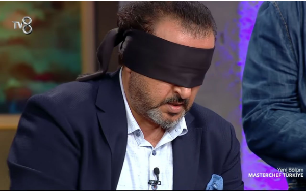 MasterChef Türkiye'de Şef Mehmet'in gözü kapalı şovu taklit çıktı