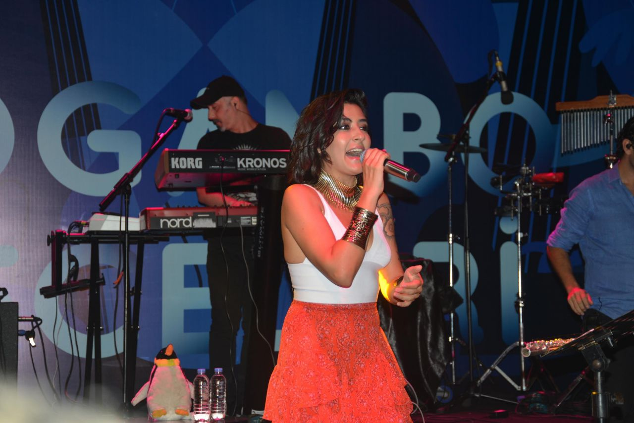 İzmir'de konser veren Melek Mosso tarzı ve izleyenleri büyüledi