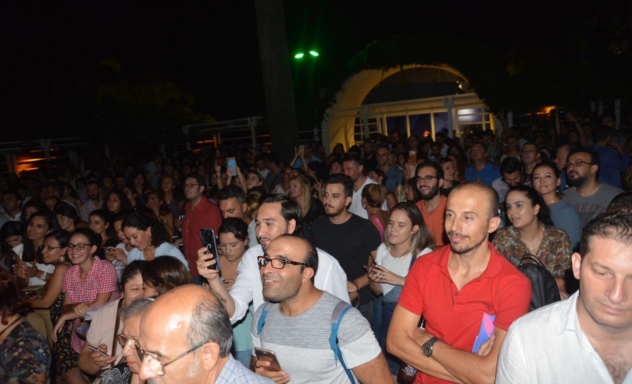 İzmir'de konser veren Melek Mosso tarzı ve izleyenleri büyüledi