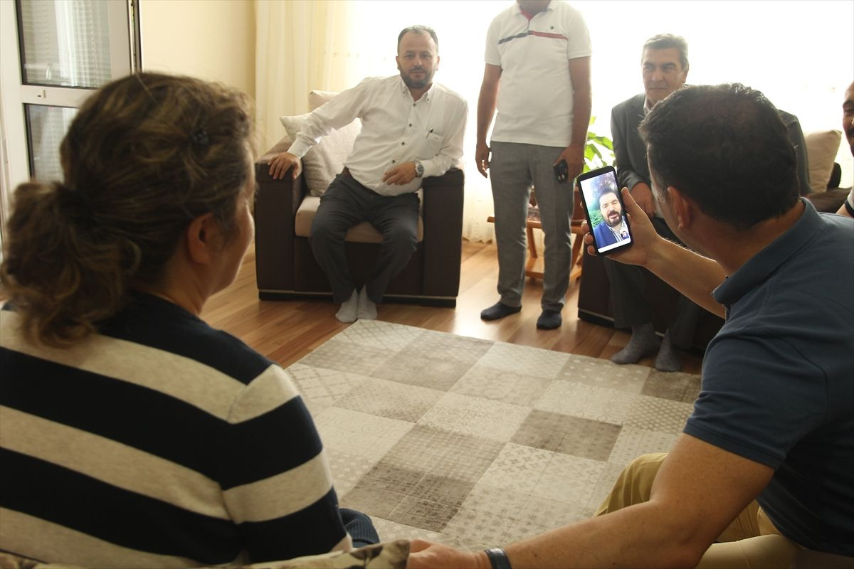 Savcı Sayan'dan raynaud fenomeni hastası Seval Taşdan'a tiftik eldiven