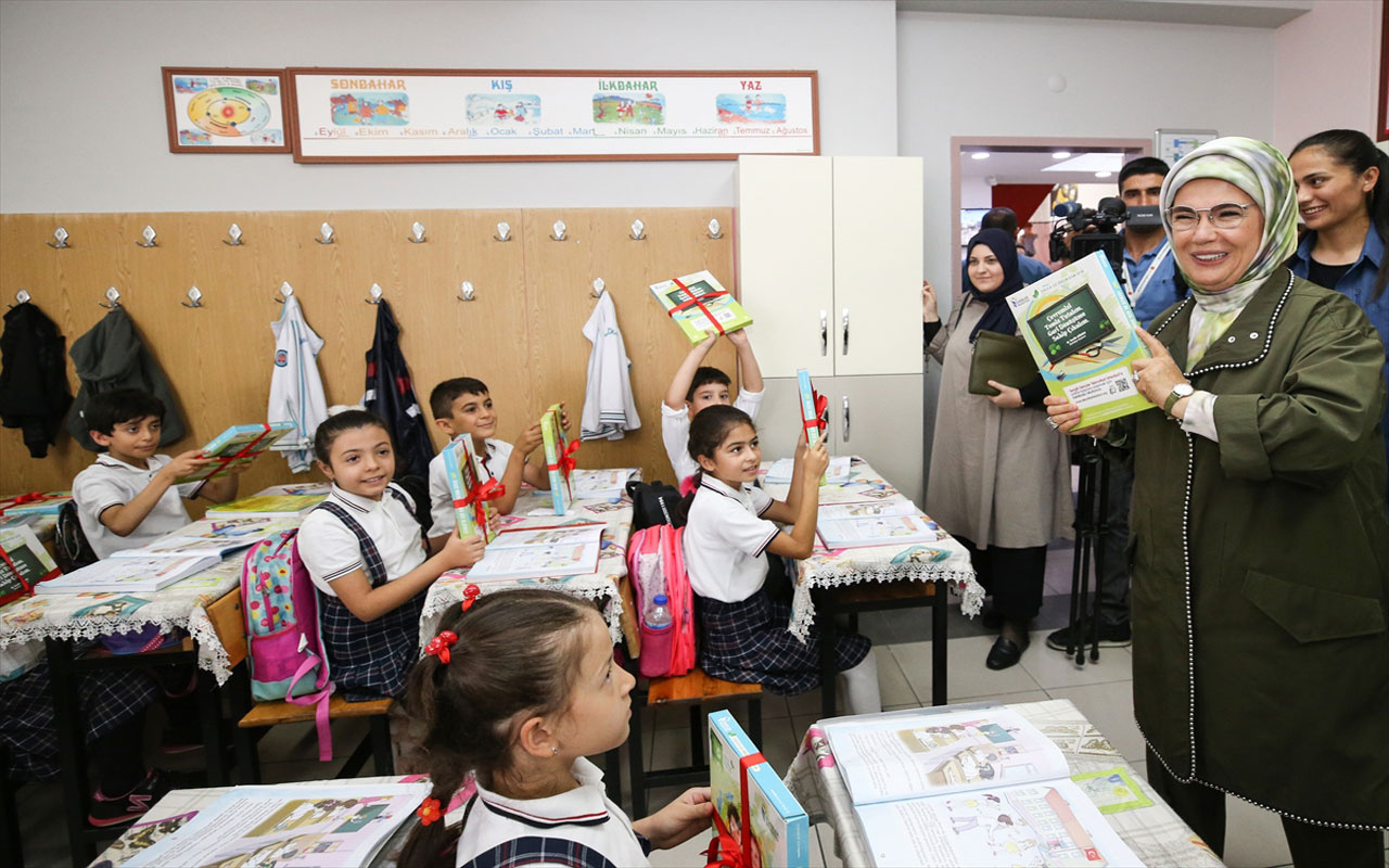 Emine Erdoğan Esenler'de öğrencilere atıktan üretilen defter dağıttı