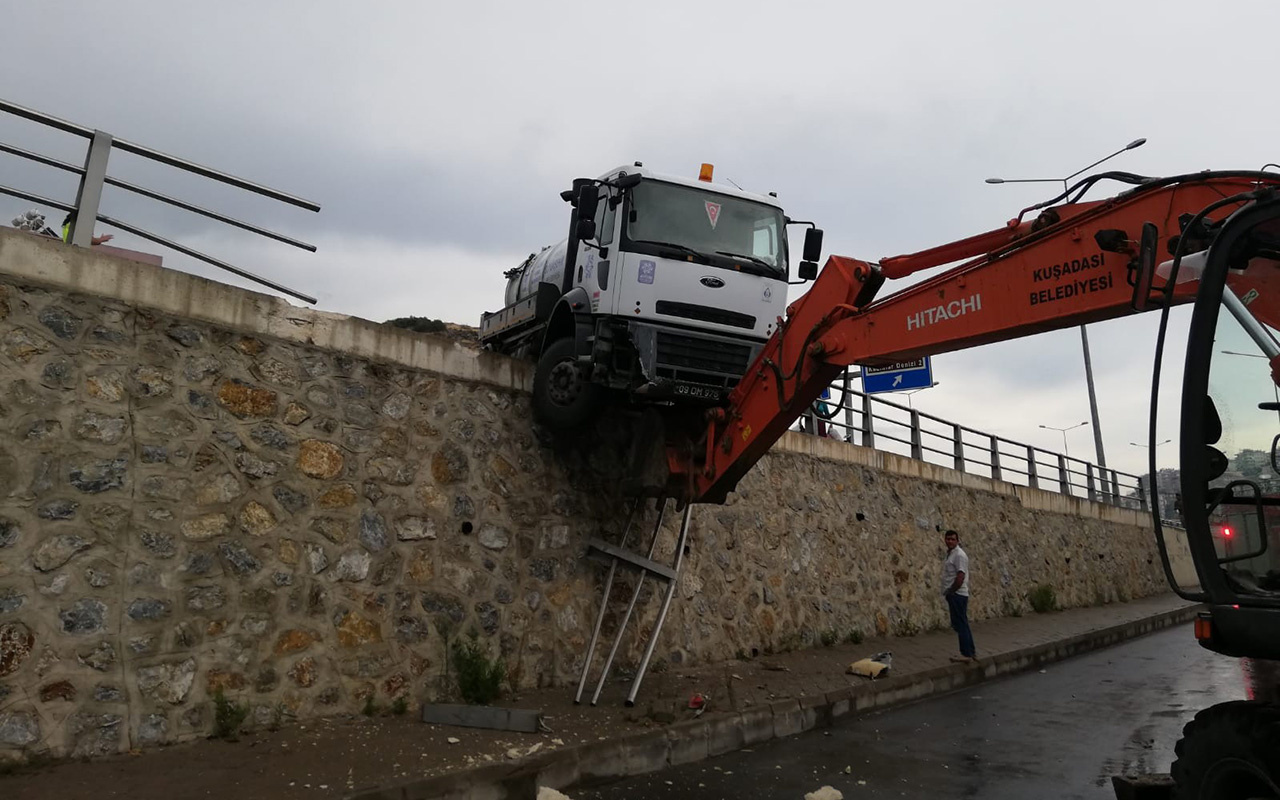 Aydın Kuşadası'nda vidanjör köprülü kavşakta asılı kaldı