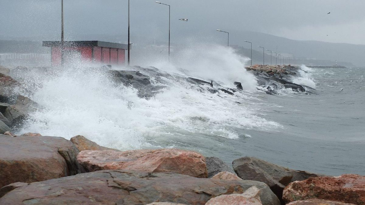 İstanbul'u fırtına vuracak: AKOM ekipleri alarm durumuna geçirdi! 26 il için kuvvetli yağış uyarısı