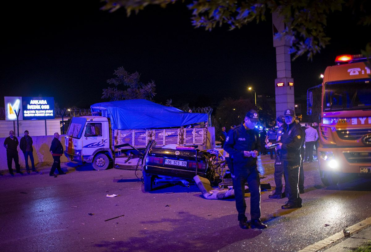 Ankara'da drift yapan sürücü polisten kaçarken kamyonete çarptı: 2 ölü